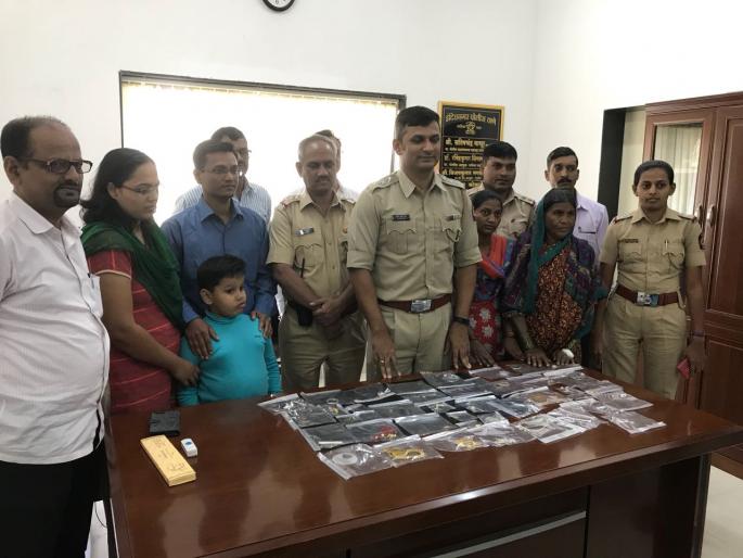 nashik,Gold,ornaments,found,in,garbage | नाशिकमध्ये कचºयात सापडले सोन्याचे दागिने ! nashik,Gold,ornaments,found,in,garbage | नाशिकमध्ये कचºयात सापडले सोन्याचे दागिने !