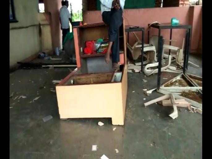 two groups quarrel due to space dispute in the Purandar taluka | पुरंदर तालुक्यात जागेच्या वादातून दोन गटांत दगडफेक व जाळपोळ two groups quarrel due to space dispute in the Purandar taluka | पुरंदर तालुक्यात जागेच्या वादातून दोन गटांत दगडफेक व जाळपोळ