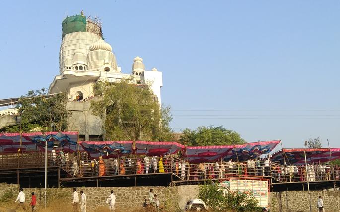 Devotees rush for darshan of Rajureshwar in hot temprature | राजुरेश्वराच्या दर्शनासाठी भर उन्हात भाविकांची मांदियाळी Devotees rush for darshan of Rajureshwar in hot temprature | राजुरेश्वराच्या दर्शनासाठी भर उन्हात भाविकांची मांदियाळी
