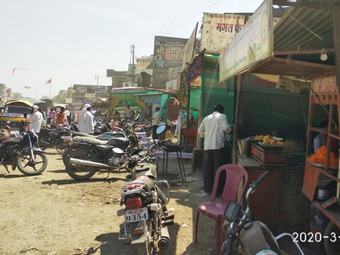 Remove the encroachment and obstruct the traffic | अतिक्रमण काढूनही रहदारीला अडथळा Remove the encroachment and obstruct the traffic | अतिक्रमण काढूनही रहदारीला अडथळा