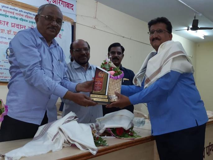 Prabhakar Shelke received the Best Literary Award | प्रभाकर शेळके यांना उत्कृष्ट वाङ्मय पुरस्कार Prabhakar Shelke received the Best Literary Award | प्रभाकर शेळके यांना उत्कृष्ट वाङ्मय पुरस्कार