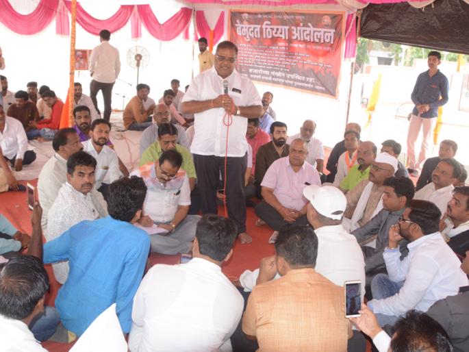 Earlier, when the rulers did not help, the question of reservation still pending | पूर्वीपासून राज्यकर्त्यांनी मदत न केल्याने आरक्षणाचा प्रश्न चिघळला Earlier, when the rulers did not help, the question of reservation still pending | पूर्वीपासून राज्यकर्त्यांनी मदत न केल्याने आरक्षणाचा प्रश्न चिघळला