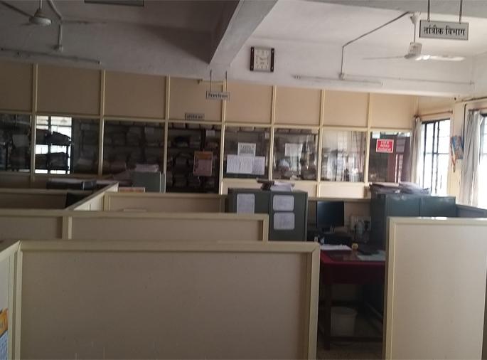 Many people suffer while attending office work | कार्यालयीन कामावर हजर राहताना अनेकांची त्रेधातिरपीट Many people suffer while attending office work | कार्यालयीन कामावर हजर राहताना अनेकांची त्रेधातिरपीट