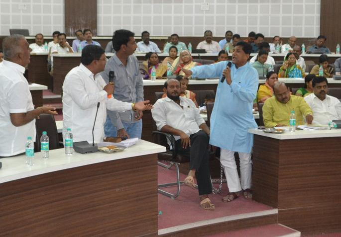 Zp special meeting is held for one and a half hours | जि.प. ची विशेष सभा दीड तास तहकूब Zp special meeting is held for one and a half hours | जि.प. ची विशेष सभा दीड तास तहकूब