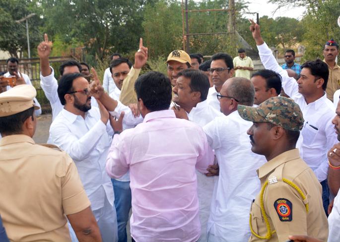 Chief Minister visits protest | निषेधाने गाजला मुख्यमंत्र्यांचा दौरा