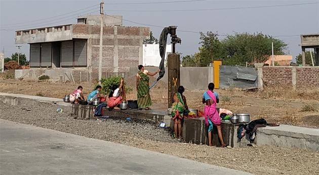 Large amount of voltage found to wash for washing | धुणे धुण्यासाठी मिळाला व्हॉल्व्हचा मोठा आधार Large amount of voltage found to wash for washing | धुणे धुण्यासाठी मिळाला व्हॉल्व्हचा मोठा आधार