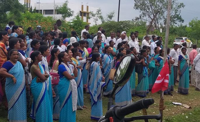  The agitation at the agitation caused by a fire broke out | आगीच्या लोटामुळे आंदोलनस्थळी गोंधळ