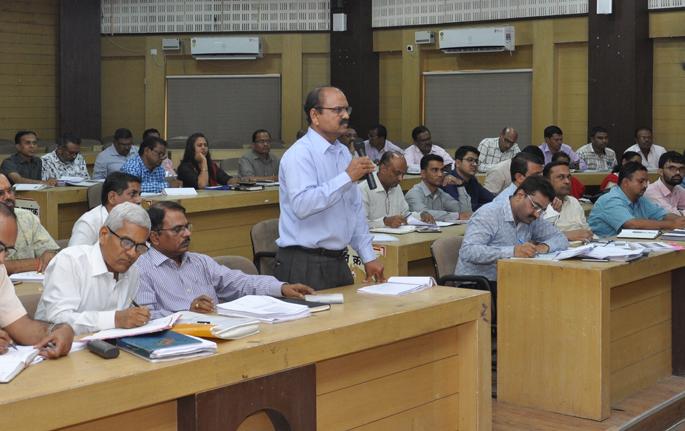 Officers, employees shake laziness - Waghmare | अधिकारी, कर्मचाऱ्यांनी आळस झटकावा- वाघमारे Officers, employees shake laziness - Waghmare | अधिकारी, कर्मचाऱ्यांनी आळस झटकावा- वाघमारे