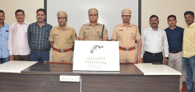Revolver thief detained, 19 live cartridges seized | रिव्हॉल्व्हर चोर अटकेत, १९ जिवंत काडतुसे जप्त Revolver thief detained, 19 live cartridges seized | रिव्हॉल्व्हर चोर अटकेत, १९ जिवंत काडतुसे जप्त