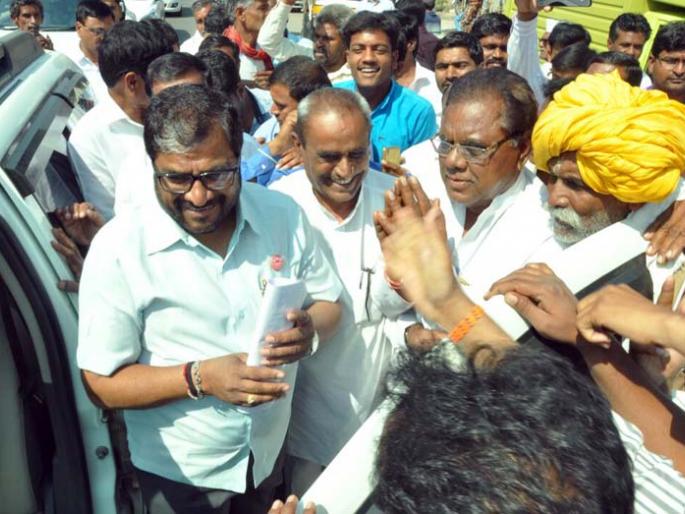 Do not politics in the direction of Dindi; Warkar's demand | दिंडी मार्गात राजकारण नको; वारक-यांची मागणी