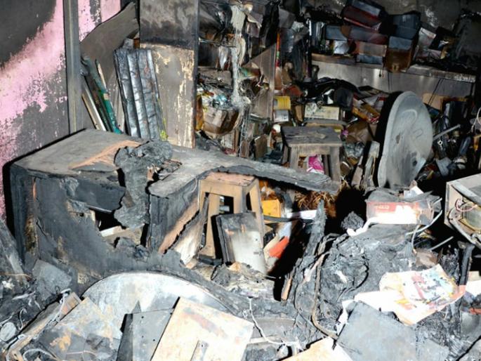 Shop burned due to short circuit | शॉर्टसर्किटमुळे दुकानाला आग; लाखोंचे नुकसान Shop burned due to short circuit | शॉर्टसर्किटमुळे दुकानाला आग; लाखोंचे नुकसान