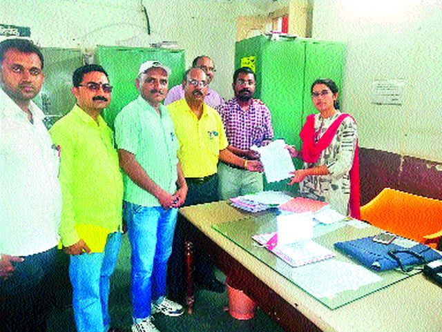 Movement for old pension | जुन्या पेन्शनसाठी लक्षवेधी आंदोलन Movement for old pension | जुन्या पेन्शनसाठी लक्षवेधी आंदोलन