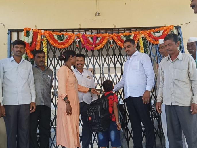 Nanduri villagers lock in health center | आरोग्य केंद्राला लावले नांदुरी ग्रामस्थांनी कुलूप Nanduri villagers lock in health center | आरोग्य केंद्राला लावले नांदुरी ग्रामस्थांनी कुलूप