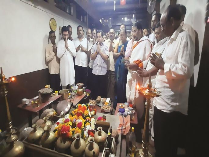 Alliance between Nitesh Rane Deepak Kesarkar in Sawantwadi buying and selling union elections | राणे आले मनोमिलनही झाले, पण केसरकरांशिवाय Alliance between Nitesh Rane Deepak Kesarkar in Sawantwadi buying and selling union elections | राणे आले मनोमिलनही झाले, पण केसरकरांशिवाय