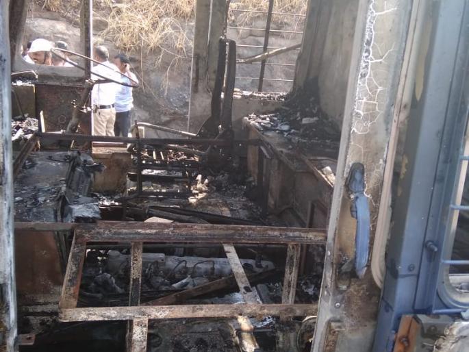 Gas tanker fire in Kasara Ghat | कसारा घाटात गॅस टँकरला आग Gas tanker fire in Kasara Ghat | कसारा घाटात गॅस टँकरला आग