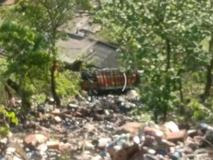 The truck crashed into a ravine, killing the driver | ट्रक दरीत कोसळून चालक ठार The truck crashed into a ravine, killing the driver | ट्रक दरीत कोसळून चालक ठार
