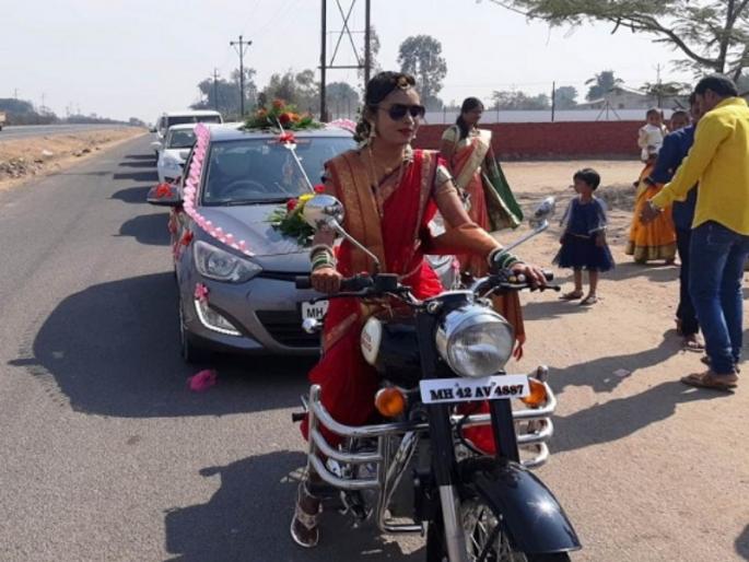 Entry on 'Bullet' .. and the wedding pavilion is response with wonderful comments | ‘बुलेट’ वर एन्ट्री.. अन् विवाह मंडपात शिट्ट्या...नादखुळा.. कडक...लई भारी...चा आव्वाज Entry on 'Bullet' .. and the wedding pavilion is response with wonderful comments | ‘बुलेट’ वर एन्ट्री.. अन् विवाह मंडपात शिट्ट्या...नादखुळा.. कडक...लई भारी...चा आव्वाज