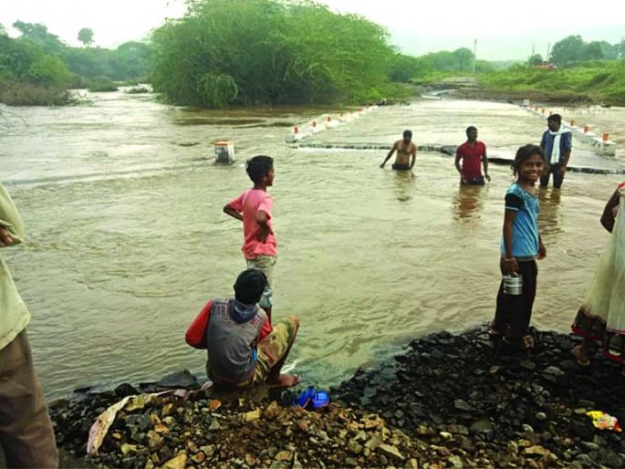 Contact of five villages broken by the floods of Dnyanganga | ज्ञानगंगेच्या पूराने तुटला पाच गावांचा संपर्क Contact of five villages broken by the floods of Dnyanganga | ज्ञानगंगेच्या पूराने तुटला पाच गावांचा संपर्क