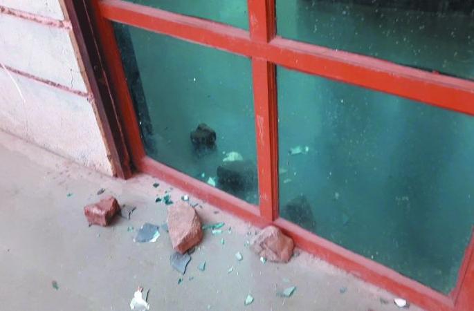 Unidentified persons throw stones at Shegaon municipal office | शेगाव नगरपालिका कार्यालयावर अज्ञातांकडून दगडफेक; कर्मचाऱ्यांचे कामबंद आंदोलन Unidentified persons throw stones at Shegaon municipal office | शेगाव नगरपालिका कार्यालयावर अज्ञातांकडून दगडफेक; कर्मचाऱ्यांचे कामबंद आंदोलन