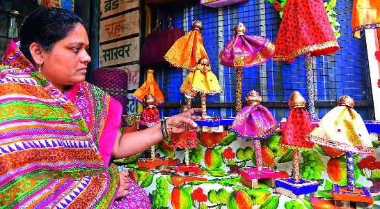 Gold and silver are cheap in marriage | लग्नसराईत सोने-चांदी स्वस्त Gold and silver are cheap in marriage | लग्नसराईत सोने-चांदी स्वस्त