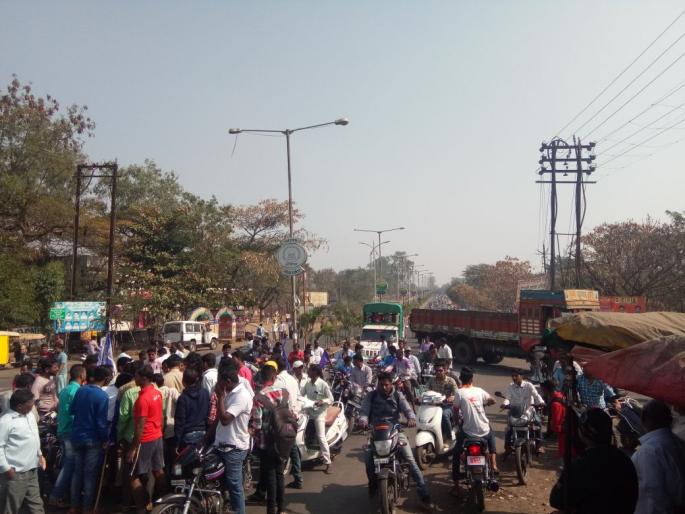 Sangliyat Bandala violent turn, split ten to twelve cars, eight shops in rows, stone pellet in two groups on Maruti Road, and police control the situation | सांगलीत बंदला हिंसक वळण, दहा ते बारा गाड्या, आठ दुकाने फोडली, मारुती रोडवर दोन गटात दगडफेक, पोलिसांमुळे परिस्थिती नियंत्रणात