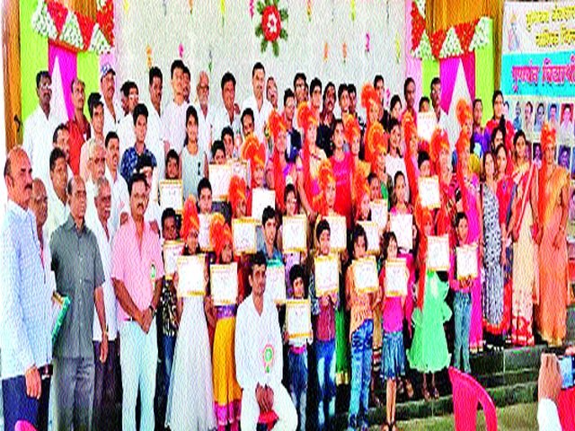 Student gains from Kumaav Bhedar Samaj Sangh | कुमावत बेलदार समाज संघाकडून विद्यार्थी गुणगौरव Student gains from Kumaav Bhedar Samaj Sangh | कुमावत बेलदार समाज संघाकडून विद्यार्थी गुणगौरव