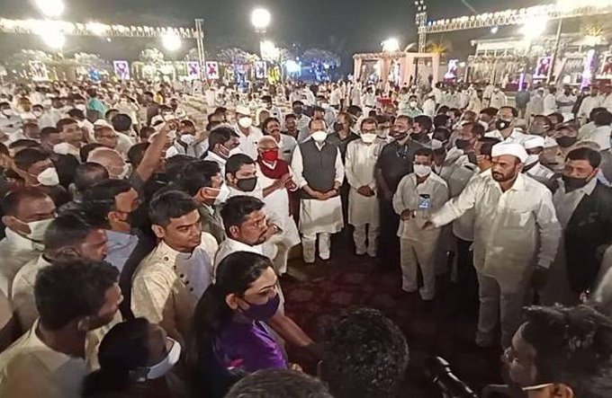 The fuss of physical distance in front of the Deputy Chief Minister | उपमुख्यमंत्र्यांसमोरच फिजिकल डिस्टन्सचा फज्जा