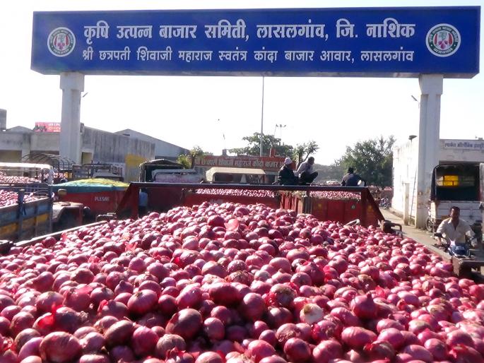 The market for red onion was red | लाल कांद्याच्याही बाजारभावाला लाली The market for red onion was red | लाल कांद्याच्याही बाजारभावाला लाली