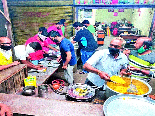 Social workers provided food for the poor | सामाजिक कार्यकर्त्यांनी केली गरिबांच्या जेवणाची सोय Social workers provided food for the poor | सामाजिक कार्यकर्त्यांनी केली गरिबांच्या जेवणाची सोय