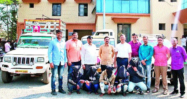The gang arrested for stealing vehicles | वाहने चोरणाºया टोळीला अटक