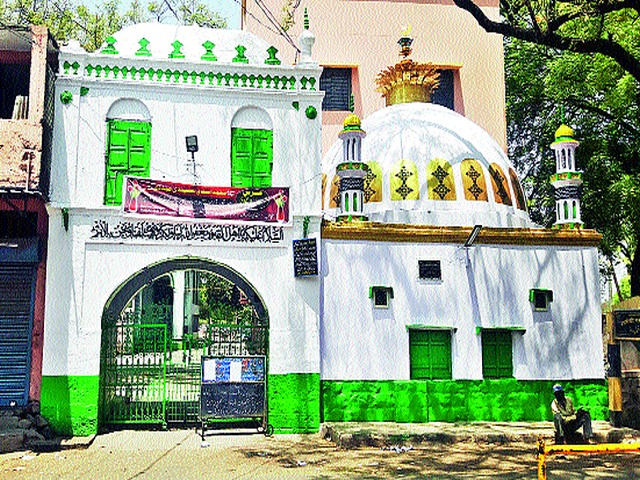 First Friday prayer home in Malegaon; Avoid mosques | मालेगावात प्रथमच शुक्रवारची नमाज घरात; मशिदींना टाळे
