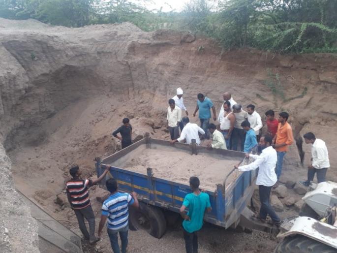A dead man collapses sand on the Girna river, three seriously | गिरणा नदीपात्रालगत वाळू खदाण ढासळून एक ठार, तिघे गंभीर A dead man collapses sand on the Girna river, three seriously | गिरणा नदीपात्रालगत वाळू खदाण ढासळून एक ठार, तिघे गंभीर