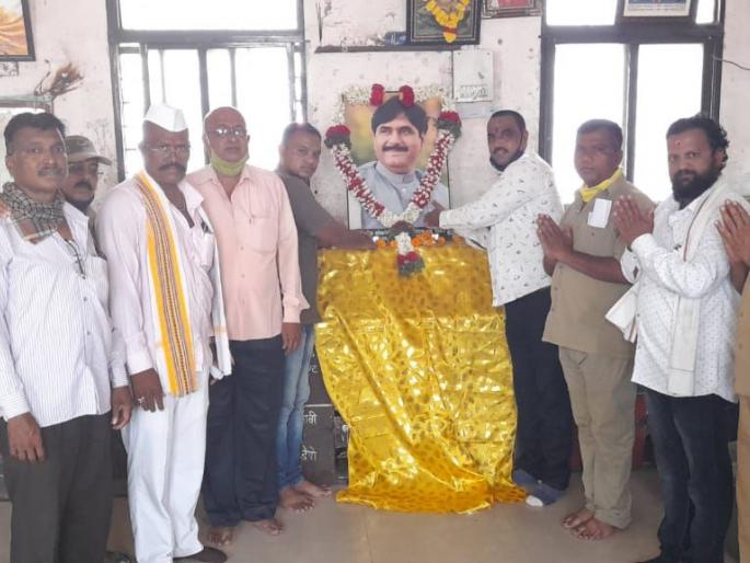 Respect to Mundhe at Manmad bus depot | मनमाड बस आगारात मुंढे यांना आदरांजली Respect to Mundhe at Manmad bus depot | मनमाड बस आगारात मुंढे यांना आदरांजली