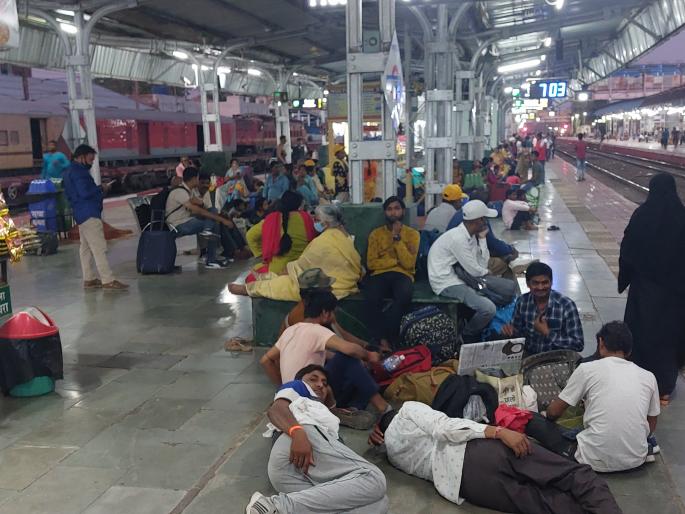 Passengers stranded at Manmad station | मनमाड स्थानकात खोळंबले प्रवासी Passengers stranded at Manmad station | मनमाड स्थानकात खोळंबले प्रवासी
