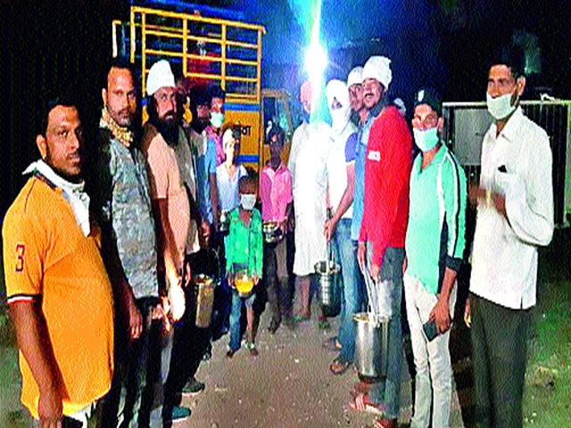 Trained staff to help the trainers in the train station | रेल्वेस्थानकातील कुलींच्या मदतीसाठी सरसावले कर्मचारी