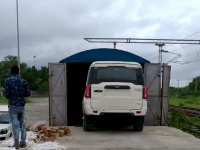 Four-wheelers are now transported by train | चारचाकी वाहनांची वाहतूक आता रेल्वेगाडीद्वारे Four-wheelers are now transported by train | चारचाकी वाहनांची वाहतूक आता रेल्वेगाडीद्वारे