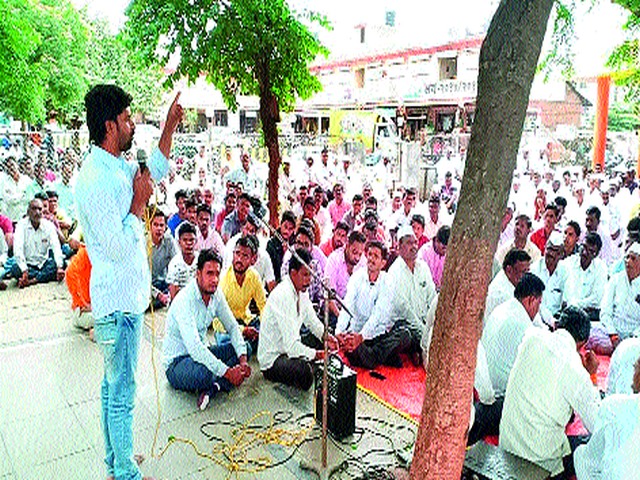 Revolution jam on revolutionary non violent route; Decision in the meeting | क्रांतिदिनी अहिंसक मार्गानेच चक्का जाम; बैठकीत निर्णय Revolution jam on revolutionary non violent route; Decision in the meeting | क्रांतिदिनी अहिंसक मार्गानेच चक्का जाम; बैठकीत निर्णय