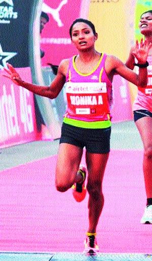 Monika was tired of tears due to overcrowding ... | हेटाळणीमुळे मोनिका आथरेला अश्रू अनावर... Monika was tired of tears due to overcrowding ... | हेटाळणीमुळे मोनिका आथरेला अश्रू अनावर...