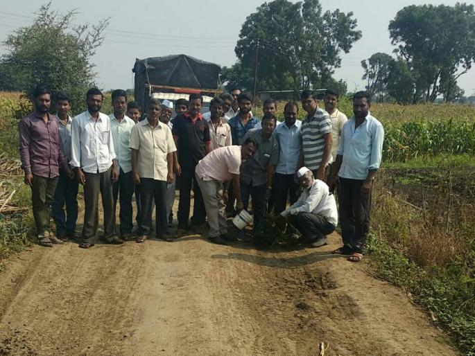 Plantation in the rock on the road, Jupiter road | मुखेड-फाटा, जऊळके रस्त्यावरील खड्यात वृक्षारोपण Plantation in the rock on the road, Jupiter road | मुखेड-फाटा, जऊळके रस्त्यावरील खड्यात वृक्षारोपण