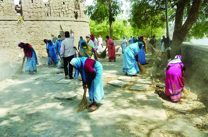 Municipal Corporation now Namami Siddheshwar; Will try to beautify and clean the pond | महापालिकेचे आता नमामि सिद्धेश्वर; तलावाचे सुशाेभीकरण आणि स्वच्छतेचा प्रयत्न करणार Municipal Corporation now Namami Siddheshwar; Will try to beautify and clean the pond | महापालिकेचे आता नमामि सिद्धेश्वर; तलावाचे सुशाेभीकरण आणि स्वच्छतेचा प्रयत्न करणार
