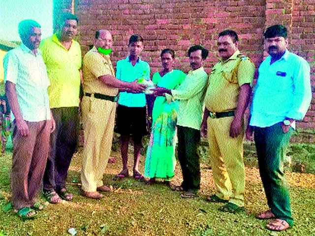 Distribution of essential commodities in Pimpalgaon Gadhat | पिंपळगाव घाडगात जीवनावश्यक वस्तूंचे वाटप Distribution of essential commodities in Pimpalgaon Gadhat | पिंपळगाव घाडगात जीवनावश्यक वस्तूंचे वाटप