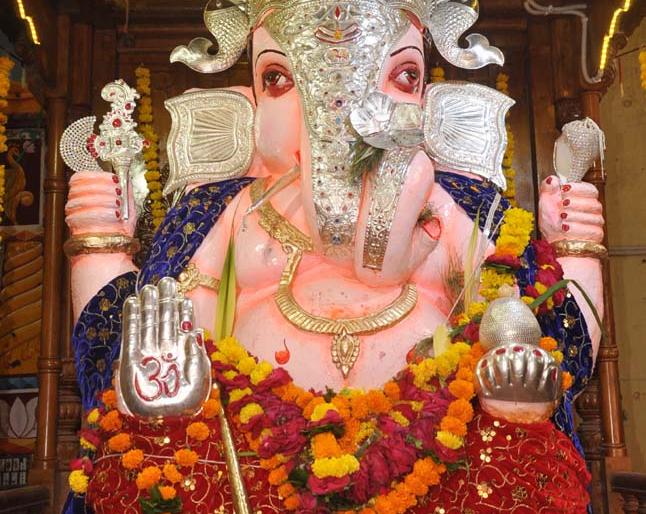 Devotees lean forward in 'Mr. | ‘श्रीं’च्या गोतावळ्यापुढे भाविक लीन Devotees lean forward in 'Mr. | ‘श्रीं’च्या गोतावळ्यापुढे भाविक लीन