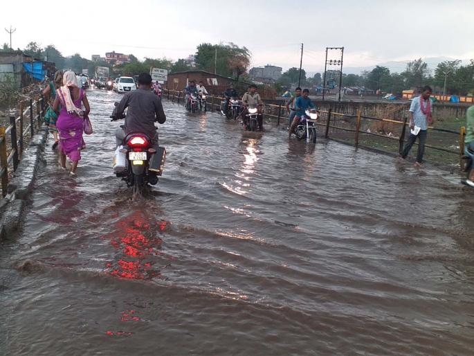 The river is dry but only the pool overflow | नदी कोरडी मात्र पूल ओव्हरफ्लो The river is dry but only the pool overflow | नदी कोरडी मात्र पूल ओव्हरफ्लो