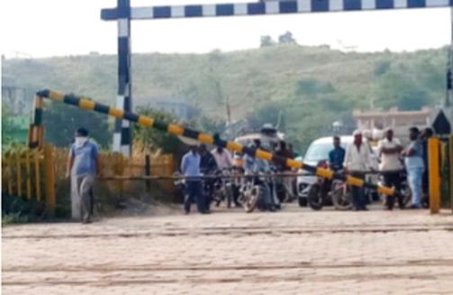 Damage caused by rickshaw collision at Khandbara railway gate | खांडबारा रेल्वे गेटवर रिक्षा आदळून नुकसान Damage caused by rickshaw collision at Khandbara railway gate | खांडबारा रेल्वे गेटवर रिक्षा आदळून नुकसान