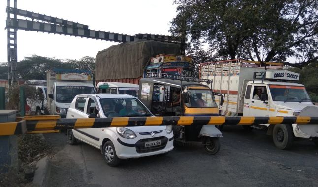 Effect of traffic on partial works | अर्धवट कामांमुळे वाहतुकीवर परिणाम Effect of traffic on partial works | अर्धवट कामांमुळे वाहतुकीवर परिणाम