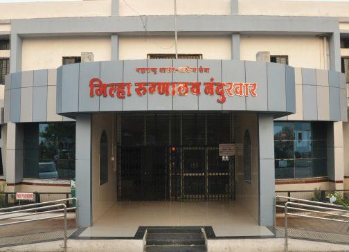 A clean sweeper | सन्मानाने भारावले सफाई कामगार A clean sweeper | सन्मानाने भारावले सफाई कामगार