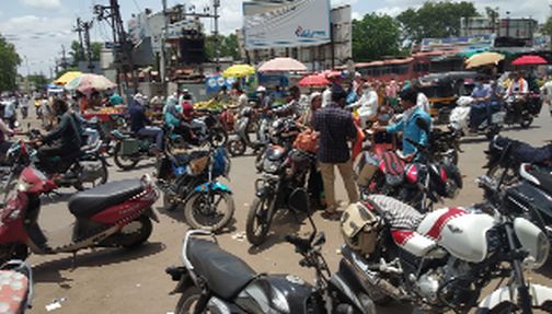 Shock among those who came in contact with the tea vendor | चहा विक्रेत्याच्या संपर्कात आलेल्यांमध्ये धडकी