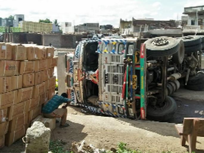 Trala collided with Tapari, hitting the divider | दुभाजकाला धडक देत टपरीवर ट्राला आदळला