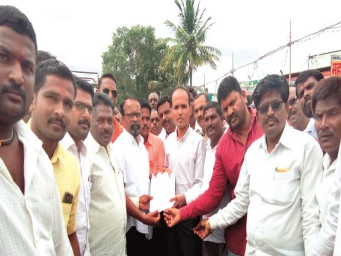 Roco agitation of slum-holders in Nevassafata | नेवासाफाटा येथे झोपडपट्टी धारकांचे रास्ता रोको आंदोलन Roco agitation of slum-holders in Nevassafata | नेवासाफाटा येथे झोपडपट्टी धारकांचे रास्ता रोको आंदोलन