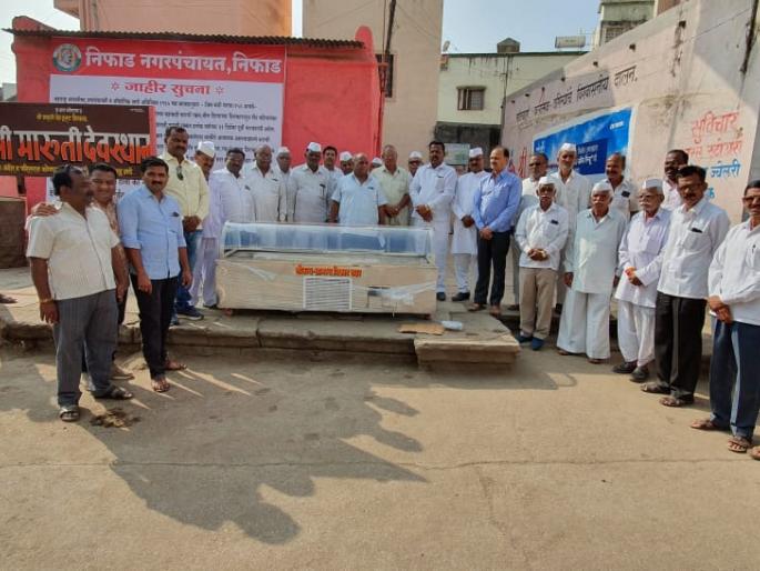 Coffin for last service, Nifad villagers' social commitment | अखेरच्या सेवेसाठी शवपेटी, निफाड ग्रामस्थांची सामाजिक बांधिलकी Coffin for last service, Nifad villagers' social commitment | अखेरच्या सेवेसाठी शवपेटी, निफाड ग्रामस्थांची सामाजिक बांधिलकी